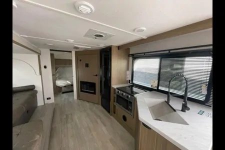 New 2025 Family Friendly Forest River Salem Cruise-Lite 26ICE Travel Trailer (33', Sleeps 8)