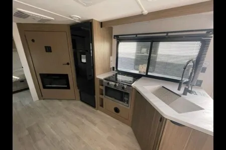 New 2025 Family Friendly Forest River Salem Cruise-Lite 26ICE Travel Trailer (33', Sleeps 8)