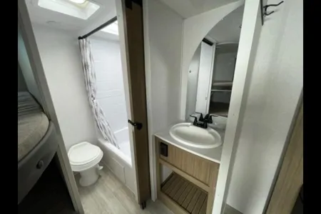 New 2025 Family Friendly Forest River Salem Cruise-Lite 26ICE Travel Trailer (33', Sleeps 8)