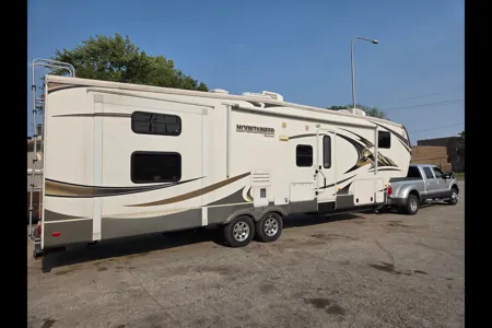 Dustin's Keystone  Montana Mountaineer 345DBQ Fifth Wheel