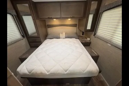 CHATEAUA Thor Motor Coach 28Z Class C (C-3)