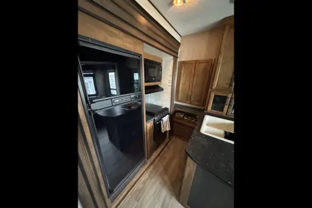 Sicamous Carbon 33 Toy Hauler