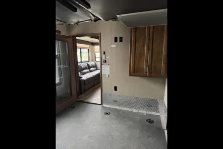 Sicamous Carbon 33 Toy Hauler