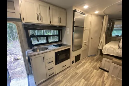 Modern Luxury Meets Easy Driving – 2022 Thor Axis RUV 25.6