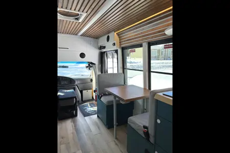 Skana - le skoolie tout confort