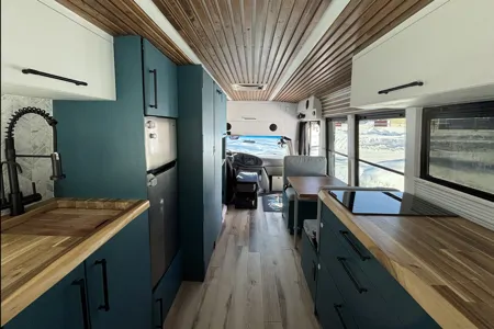 Skana - le skoolie tout confort