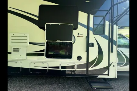 Phoenix - Entegra Coach Odyssey 31F Class C ***SLEEPS 10***