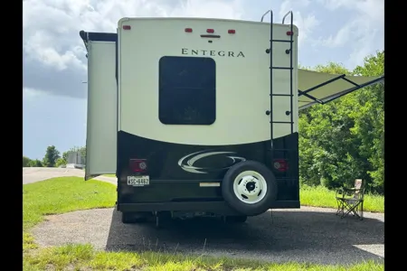 Phoenix - Entegra Coach Odyssey 31F Class C ***SLEEPS 10***