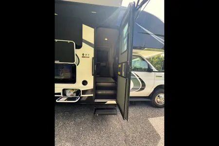 Phoenix - Entegra Coach Odyssey 31F Class C ***SLEEPS 10***