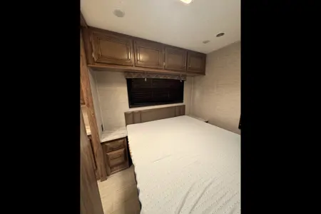 Phoenix - Entegra Coach Odyssey 31F Class C ***SLEEPS 10***