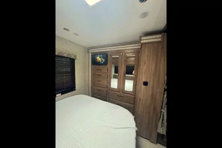 Phoenix - Entegra Coach Odyssey 31F Class C ***SLEEPS 10***