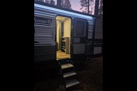 Camping time Coleman Lantern BH263 Travel Trailer