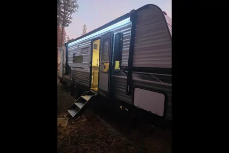 Camping time Coleman Lantern BH263 Travel Trailer