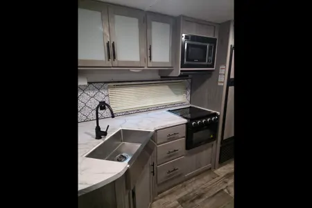 Camping time Coleman Lantern BH263 Travel Trailer