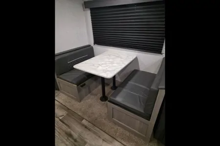 Camping time Coleman Lantern BH263 Travel Trailer