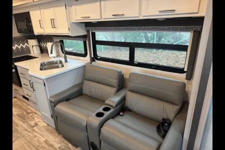 Paul's Thor Motor Coach 29M Class A