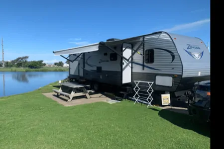 Rusty’s Crossroads Zinger Travel Trailer 37’