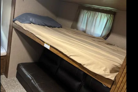 Rusty’s Crossroads Zinger Travel Trailer 37’