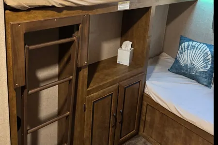 Rusty’s Crossroads Zinger Travel Trailer 37’