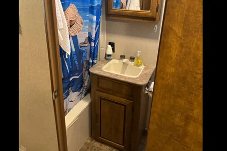 Rusty’s Crossroads Zinger Travel Trailer 37’