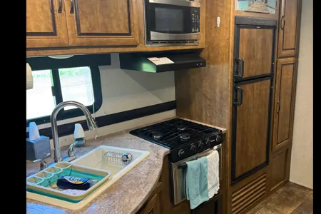 Rusty’s Crossroads Zinger Travel Trailer 37’