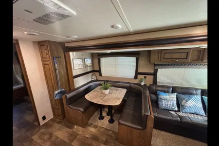 Rusty’s Crossroads Zinger Travel Trailer 37’