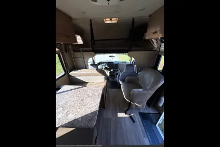 MARK's Thor Motor Coach four winds Class C