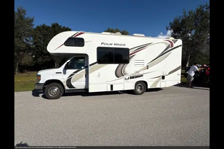 MARK's Thor Motor Coach four winds Class C