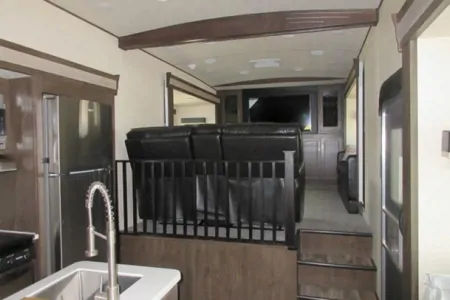 Coonhound RV Hemisphere 378FL  