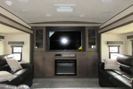 Coonhound RV Hemisphere 378FL  