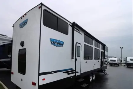 The Roaming RV Cottage