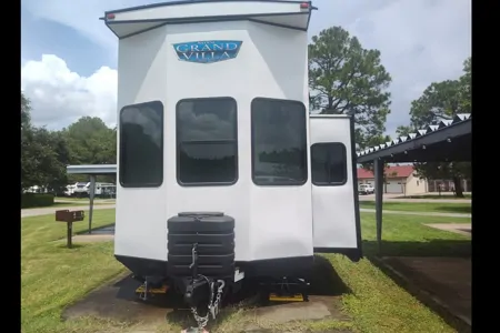 The Roaming RV Cottage