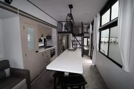 The Roaming RV Cottage