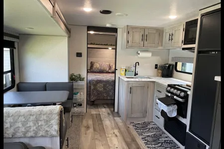 Bloom en Route Travel Trailer