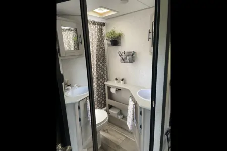 Bloom en Route Travel Trailer