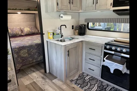 Bloom en Route Travel Trailer