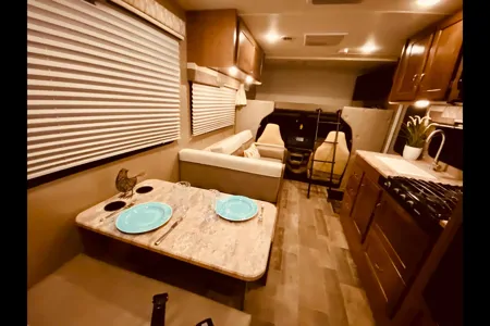 25 WINNIE-SLEEPS 8 - SOLAR - COUCH & DINETTE-2 QUEEN Bed! WiFi-Budget Family RV