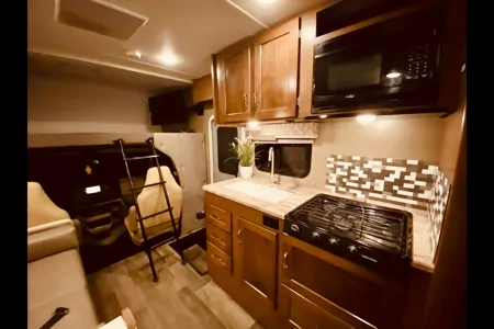 25 WINNIE-SLEEPS 8 - SOLAR - COUCH & DINETTE-2 QUEEN Bed! WiFi-Budget Family RV