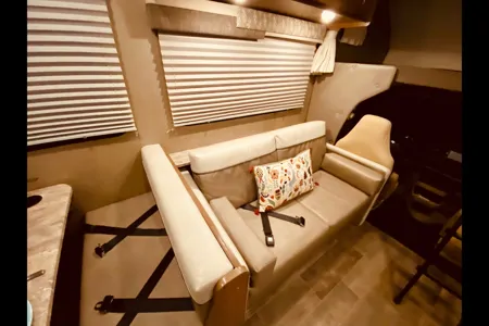 25 WINNIE-SLEEPS 8 - SOLAR - COUCH & DINETTE-2 QUEEN Bed! WiFi-Budget Family RV