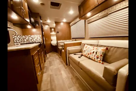 25 WINNIE-SLEEPS 8 - SOLAR - COUCH & DINETTE-2 QUEEN Bed! WiFi-Budget Family RV