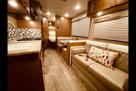 25 WINNIE-SLEEPS 8 - SOLAR - COUCH & DINETTE-2 QUEEN Bed! WiFi-Budget Family RV