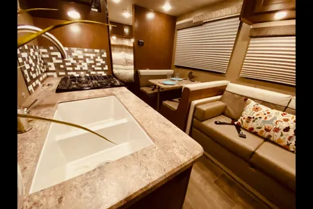 25 WINNIE-SLEEPS 8 - SOLAR - COUCH & DINETTE-2 QUEEN Bed! WiFi-Budget Family RV