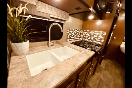 25 WINNIE-SLEEPS 8 - SOLAR - COUCH & DINETTE-2 QUEEN Bed! WiFi-Budget Family RV