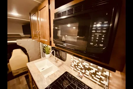 25 WINNIE-SLEEPS 8 - SOLAR - COUCH & DINETTE-2 QUEEN Bed! WiFi-Budget Family RV