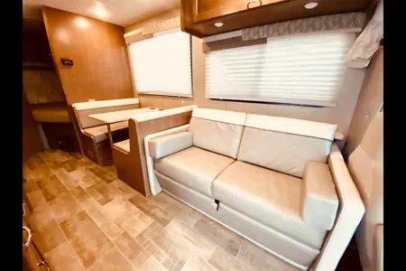 25 WINNIE-SLEEPS 8 - SOLAR - COUCH & DINETTE-2 QUEEN Bed! WiFi-Budget Family RV