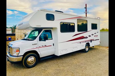 25 WINNIE-SLEEPS 8 - SOLAR - COUCH & DINETTE-2 QUEEN Bed! WiFi-Budget Family RV