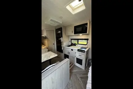 Miraflores' East to West Della terra le Travel Trailer