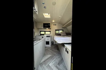 Miraflores' East to West Della terra le Travel Trailer