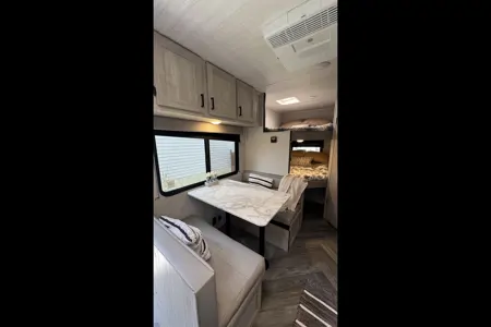 Miraflores' East to West Della terra le Travel Trailer