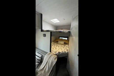 Miraflores' East to West Della terra le Travel Trailer